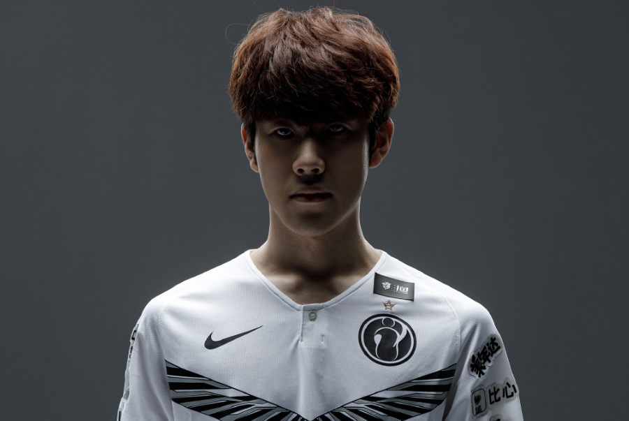 英雄联盟LPL职业选手小乐言深夜发微博，引起粉丝热议