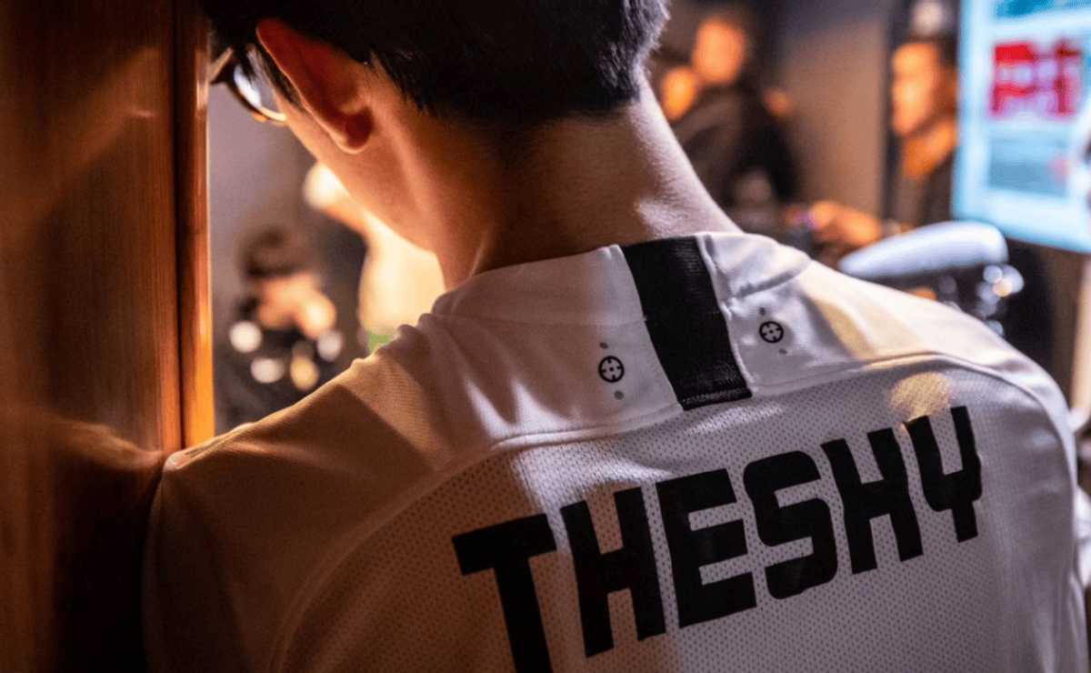 李青在713天后回到了中路，并且 Doinb 赢得了他复出后的首场胜利！